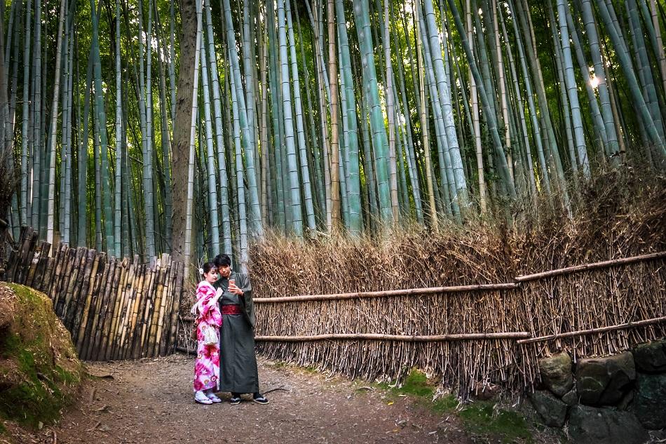 Couple in kimono at Kyoto Arashiyama Bamboo Forest