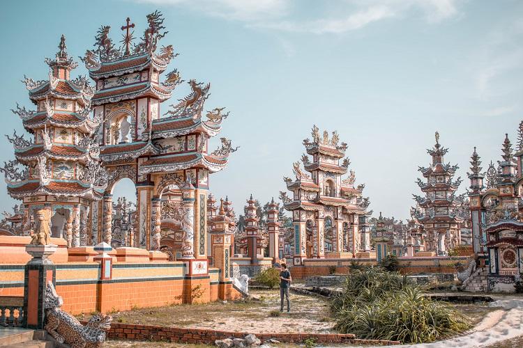 City of Ghosts, the biggest cemetery in Vietnam - An Bang Cemetery
