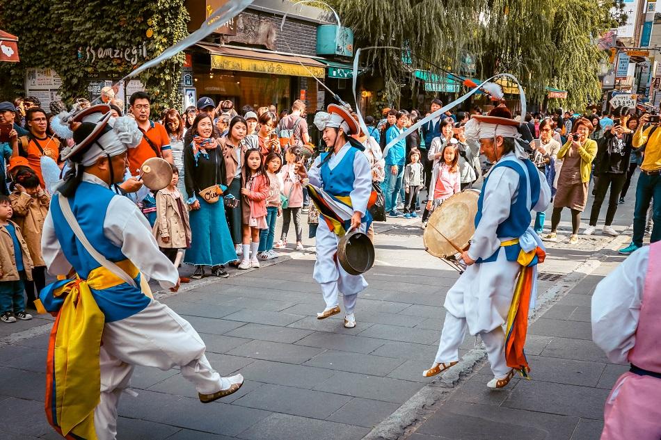 Korean traditional dance at Insadong Street