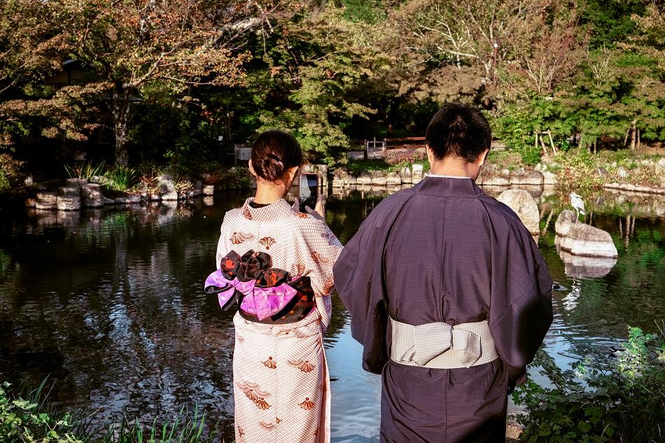 Couple wearing kimonos in a park in Tokyo