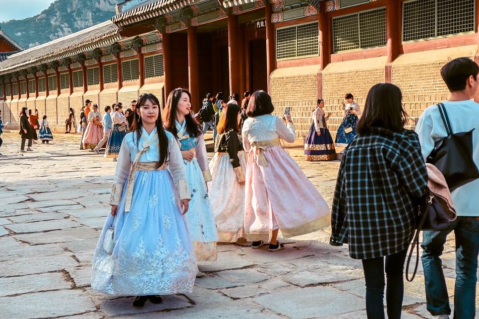 Korean girls wearing hanbok at Gyeongbokgung Palace, Seoul