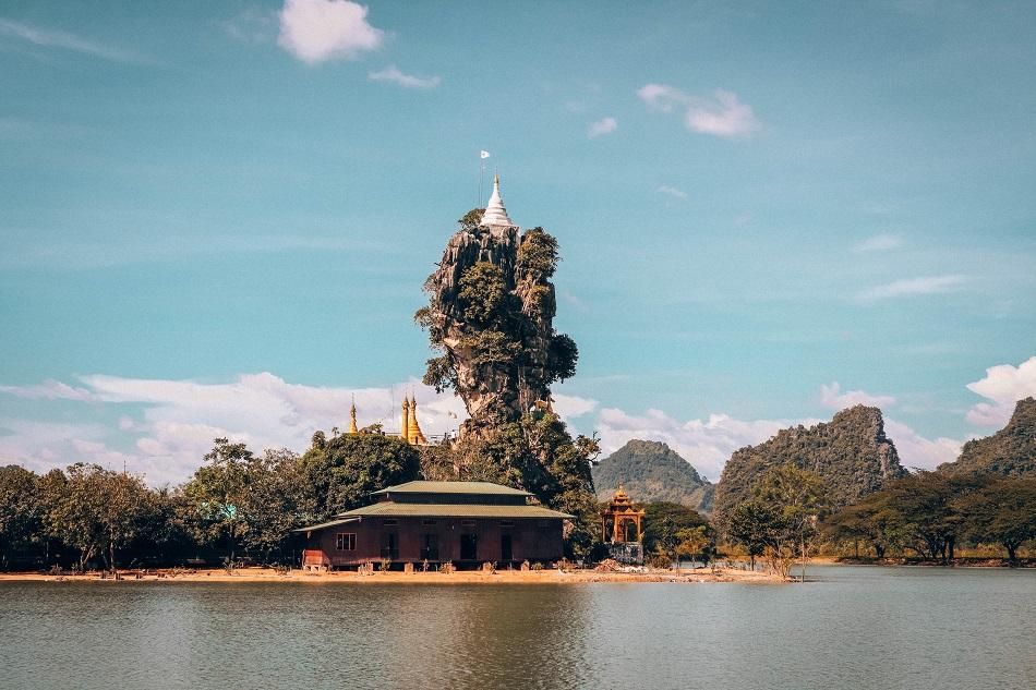 Best temples in Myanmar - Kyauk Kalat Pagoda front view, Hpa An