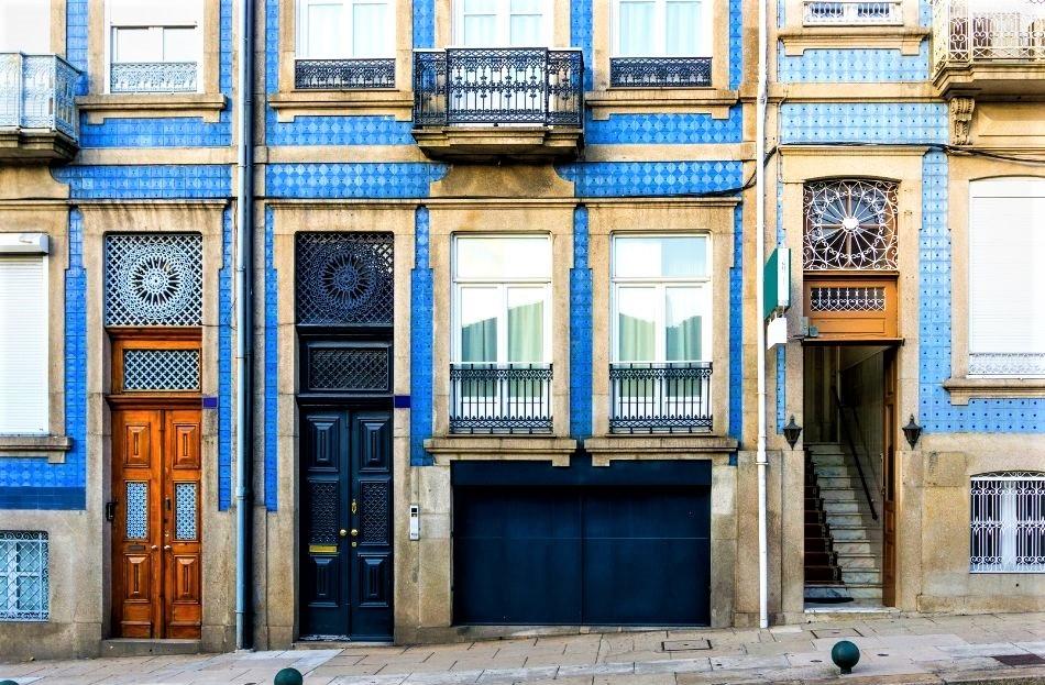 Lisbon house facade covered in blue azulejos tiles - free things to do in Lisbon